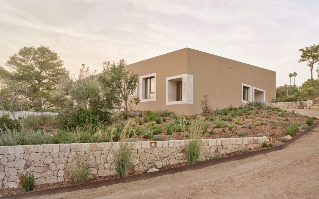 “House in Puntiró”: A Harmony of Form, Material and Typography